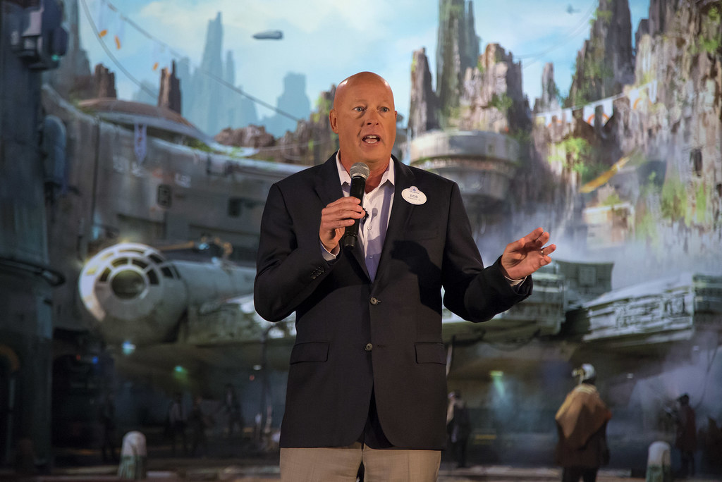 Bob Chapek présentant Star Wars: Galaxy's Edge sur scène au D23 Expo en juillet 2017